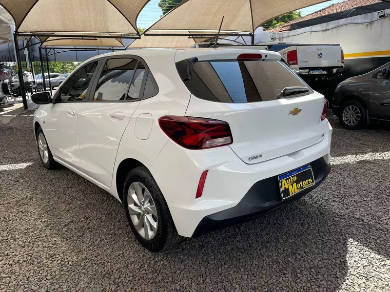 Chevrolet Onix Branco 9