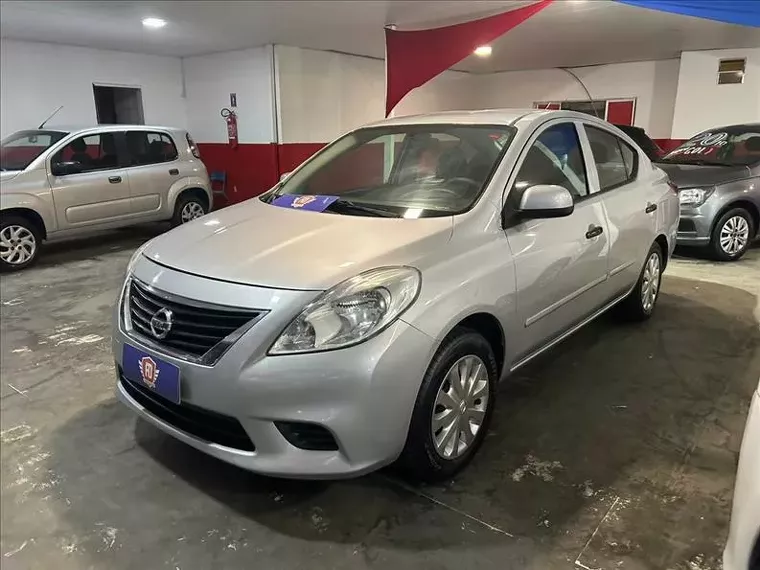 Nissan Versa Prata 2