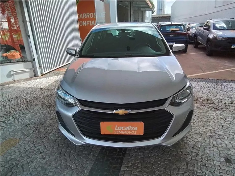 Chevrolet Onix Prata 1