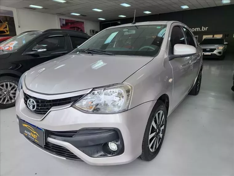 Toyota Etios Prata 4