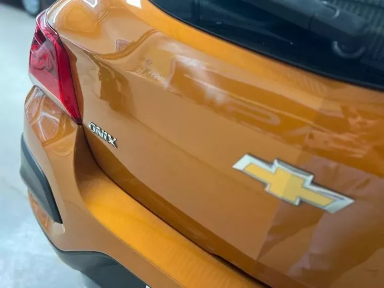 Chevrolet Onix Laranja 4