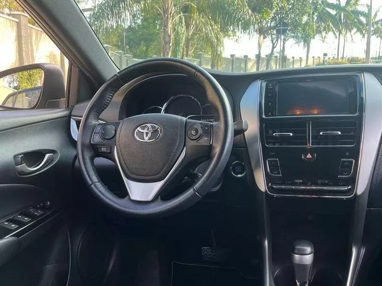 Toyota Yaris Cinza 2