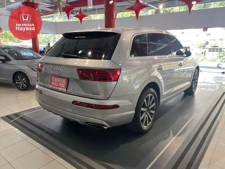 Audi Q7 Prata 10