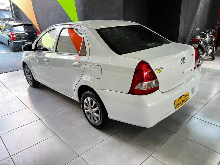 Toyota Etios Branco 5