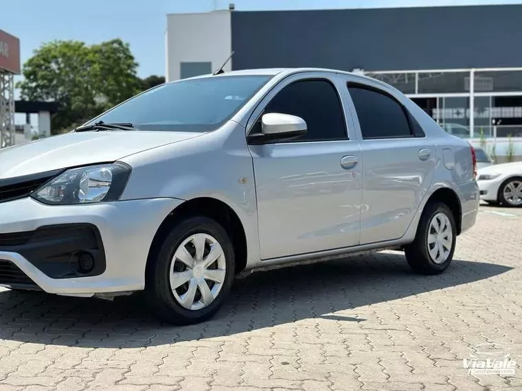 Toyota Etios Prata 10