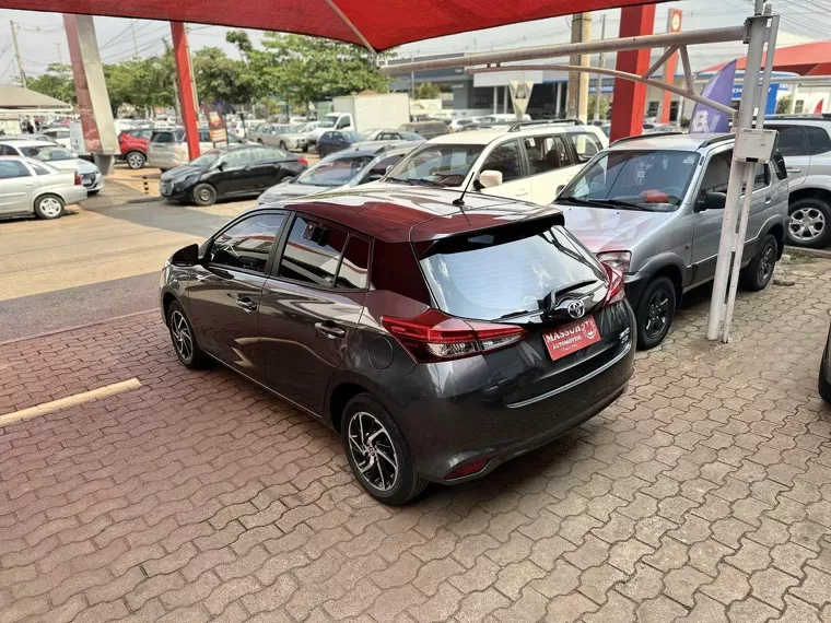 Toyota Yaris Cinza 8