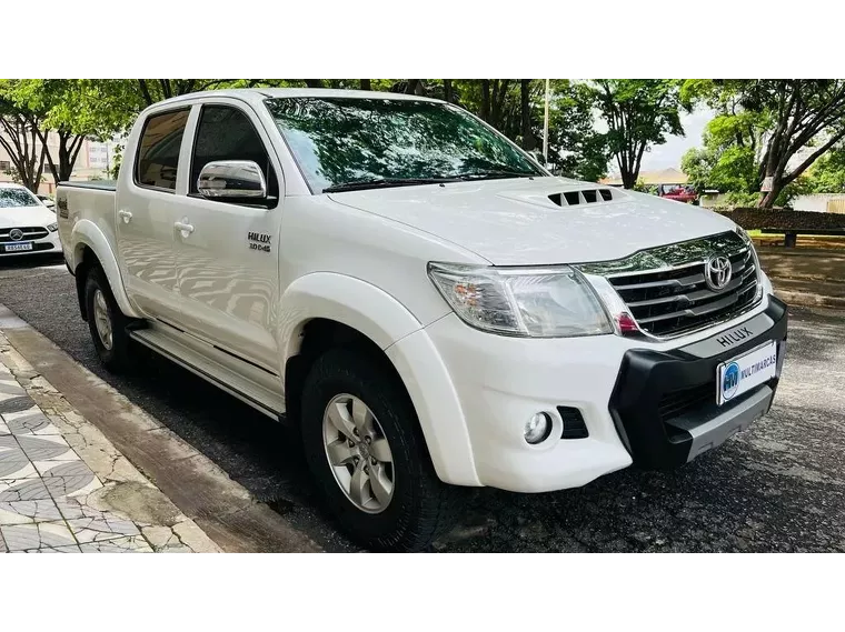 Toyota Hilux Branco 18