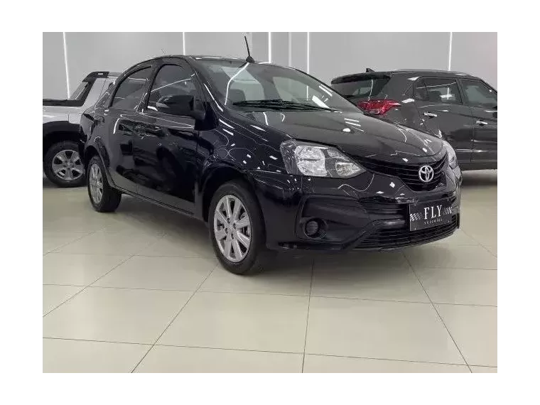 Toyota Etios Preto 1