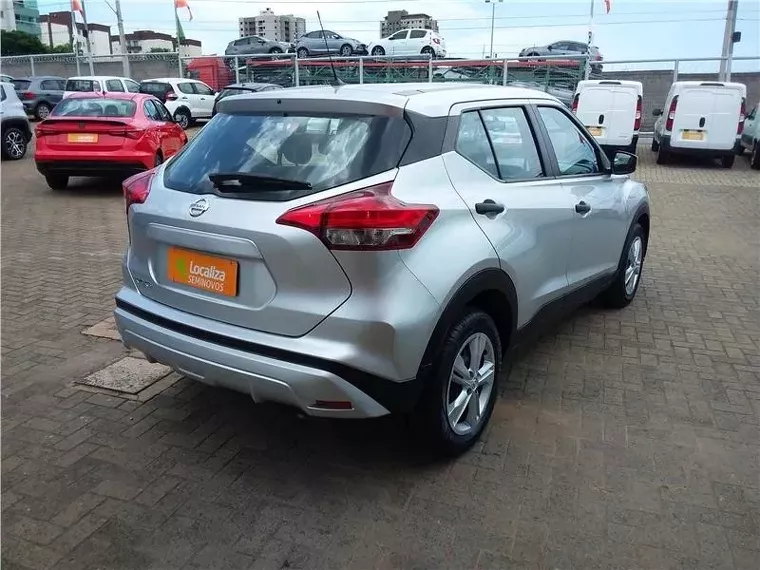 Nissan Kicks Prata 9