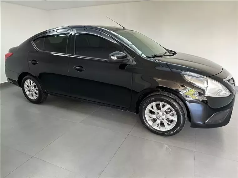 Nissan Versa Preto 6