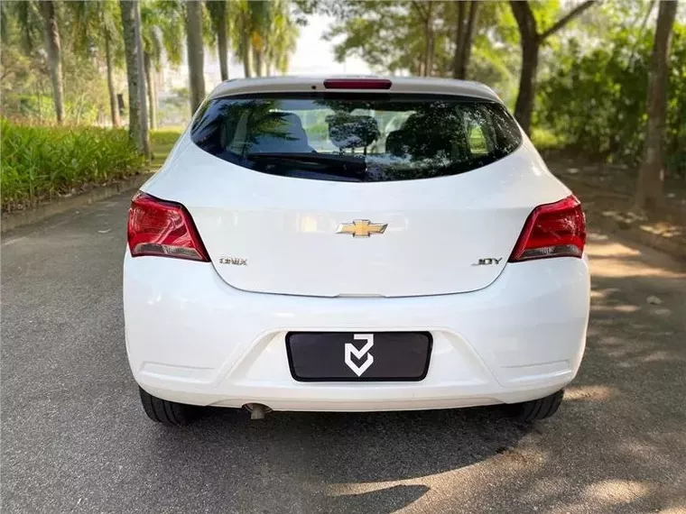 Chevrolet Onix Branco 9