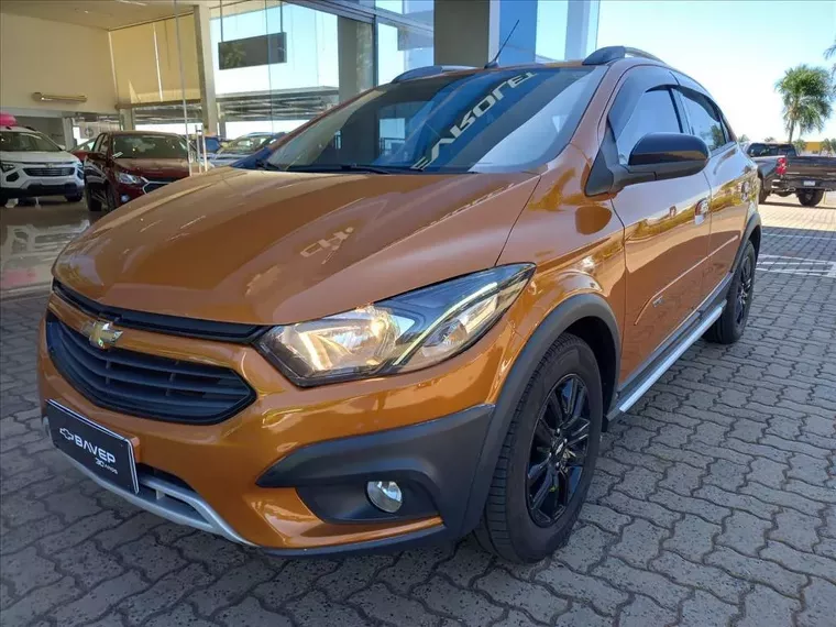 Chevrolet Onix Laranja 1