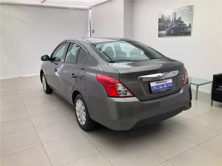 Nissan Versa Cinza 8