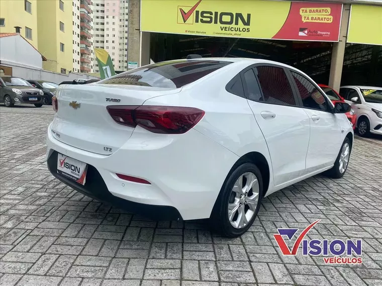 Chevrolet Onix Branco 9