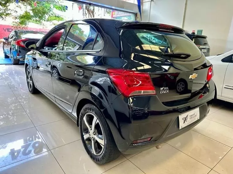 Chevrolet Onix Preto 7