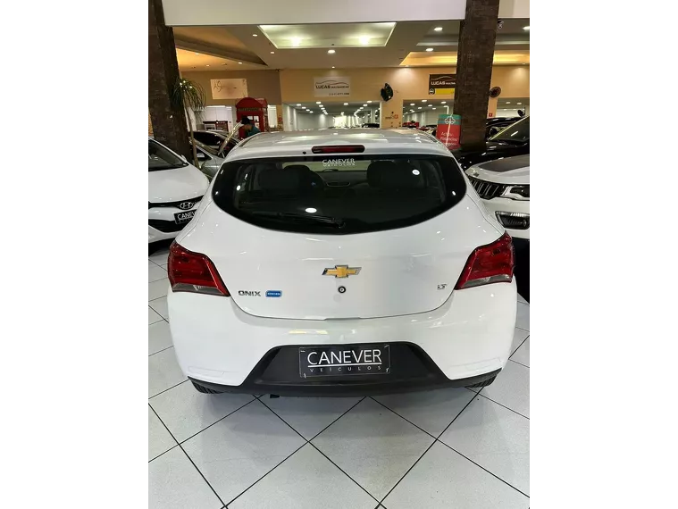 Chevrolet Onix Branco 9