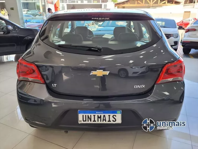 Chevrolet Onix Cinza 13