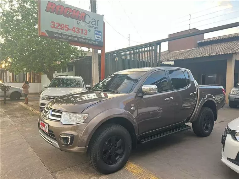 Mitsubishi L200 Triton Marrom 8