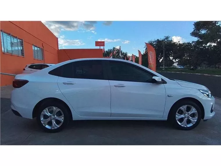 Chevrolet Onix Branco 2