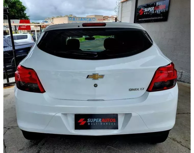 Chevrolet Onix Branco 10