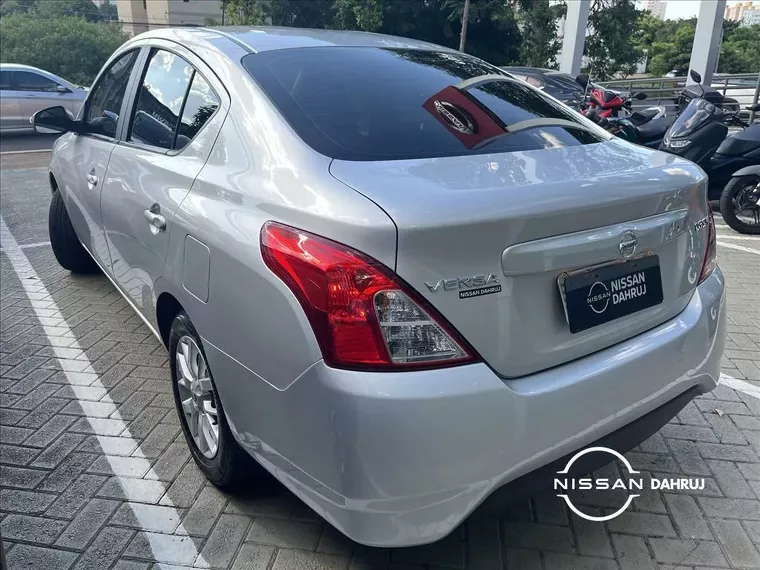 Nissan Versa Prata 9