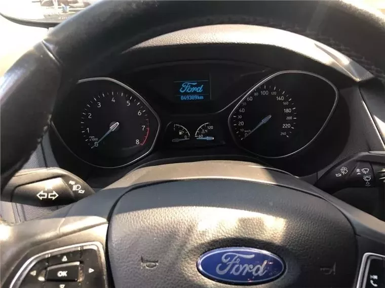 Ford Focus Prata 4