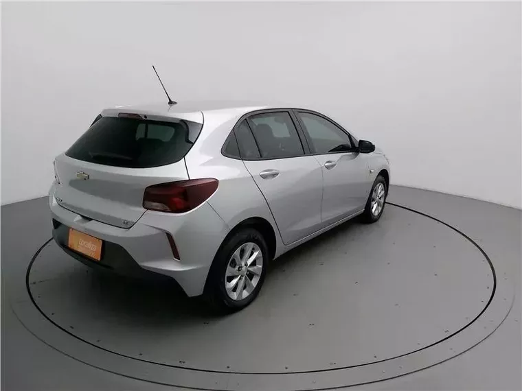 Chevrolet Onix Prata 12