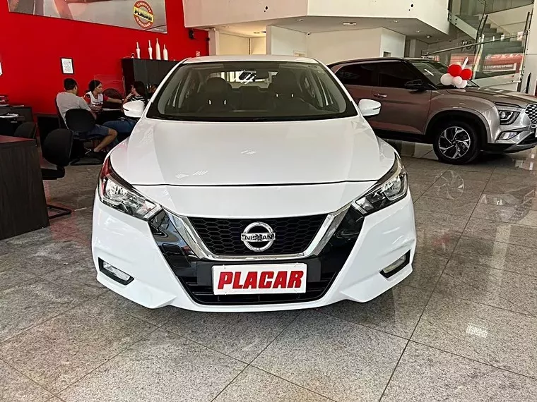 Nissan Versa Branco 14