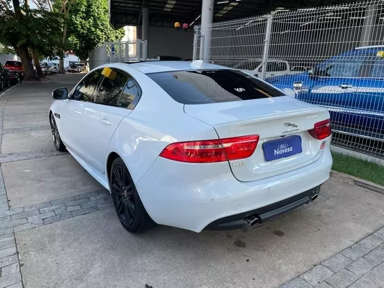 Jaguar XE Branco 11