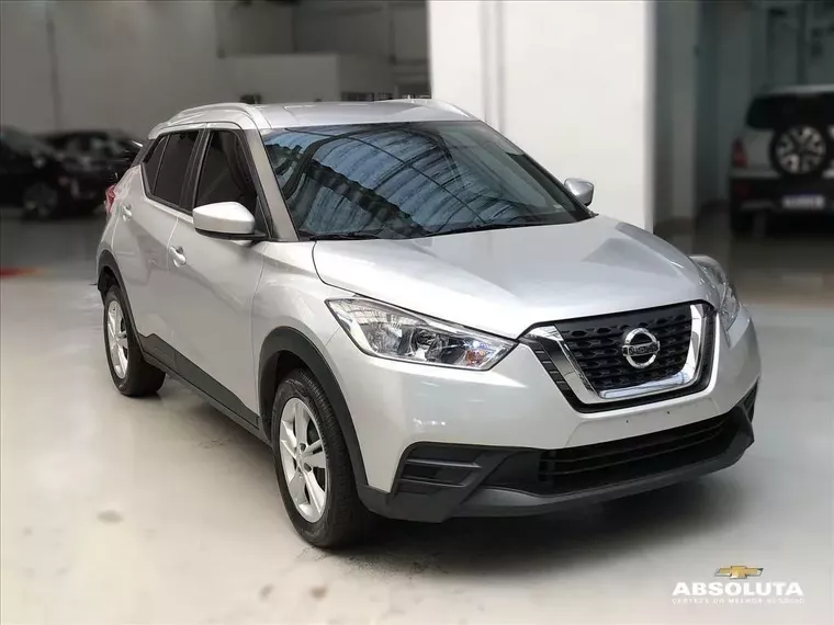 Nissan Kicks Prata 3