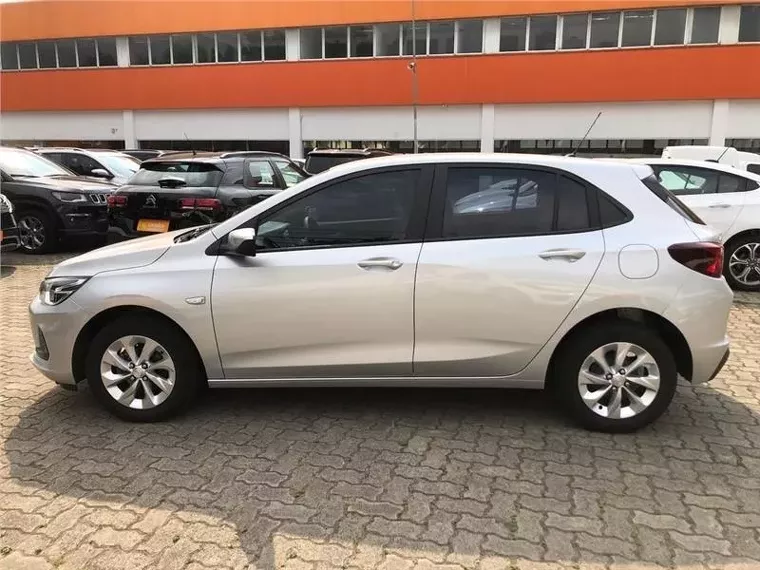 Chevrolet Onix Prata 6