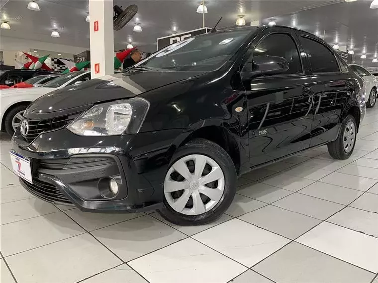 Toyota Etios Preto 5