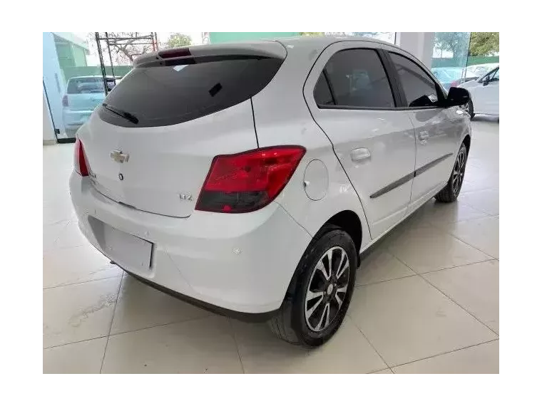 Chevrolet Onix Branco 4