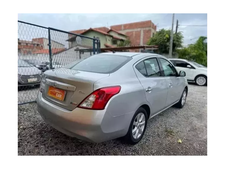 Nissan Versa Prata 4