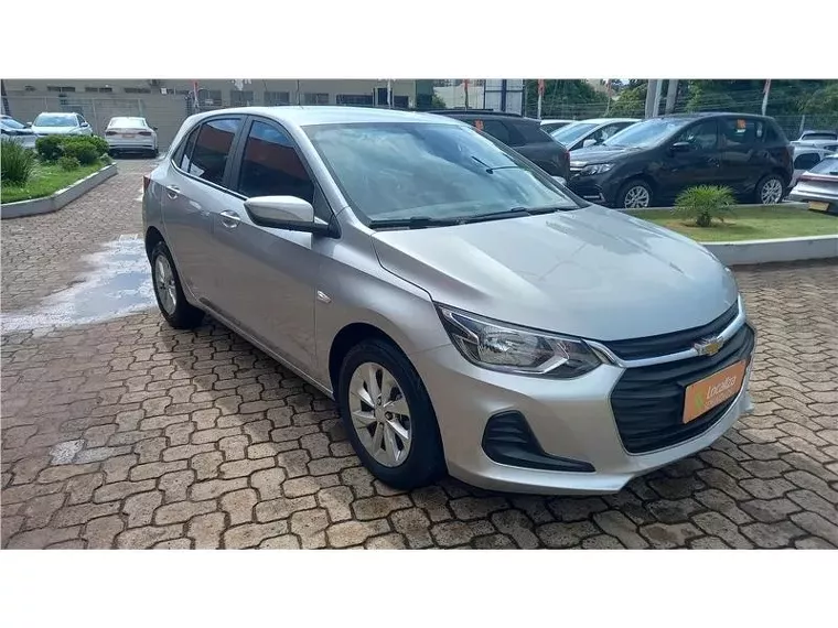 Chevrolet Onix Prata 5