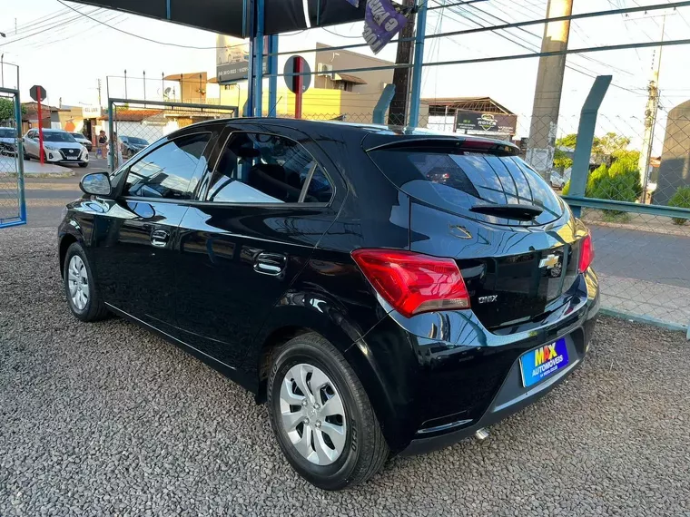 Chevrolet Onix Preto 1