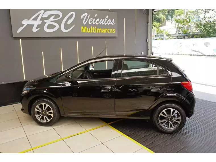 Chevrolet Onix Preto 17