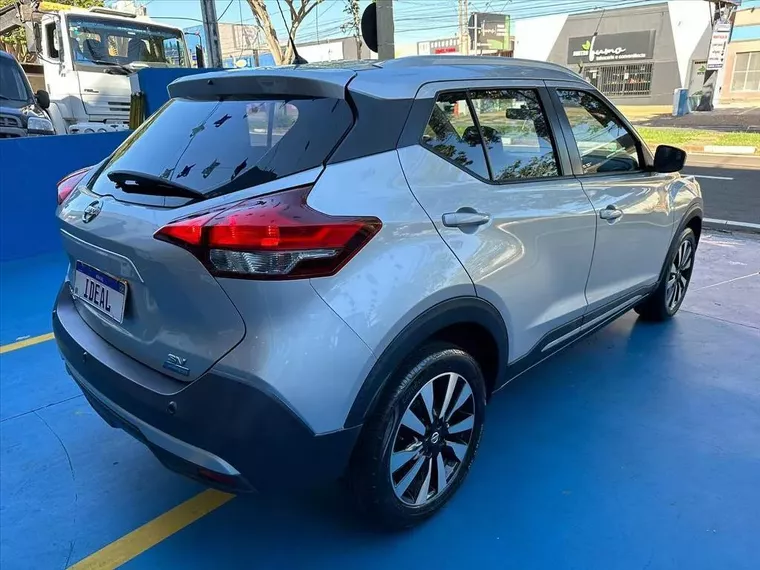 Nissan Kicks Prata 5