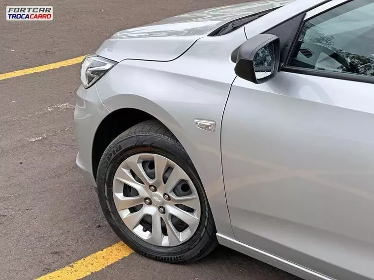 Chevrolet Onix Prata 5