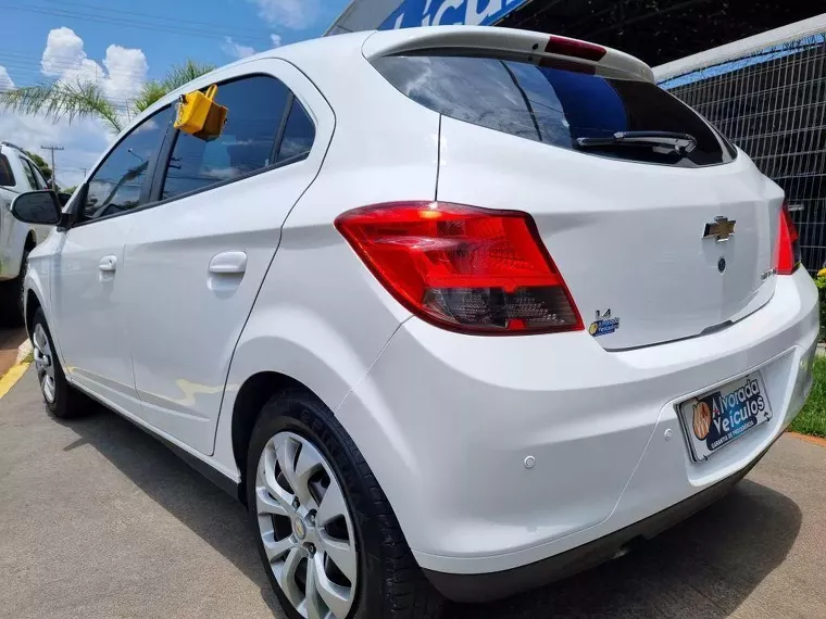 Chevrolet Onix Branco 4