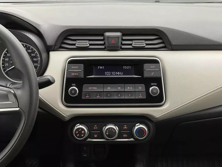 Nissan Versa Branco 16