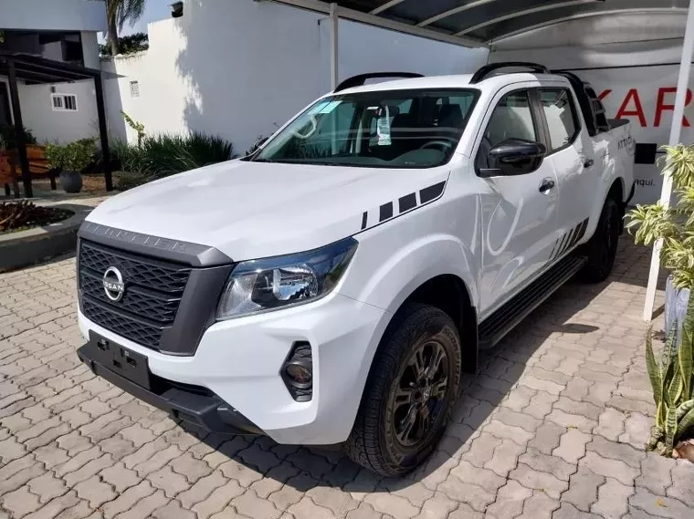 Nissan Frontier Branco 2