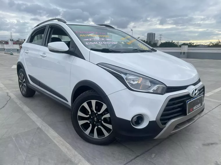 Hyundai HB20X Dourado 14