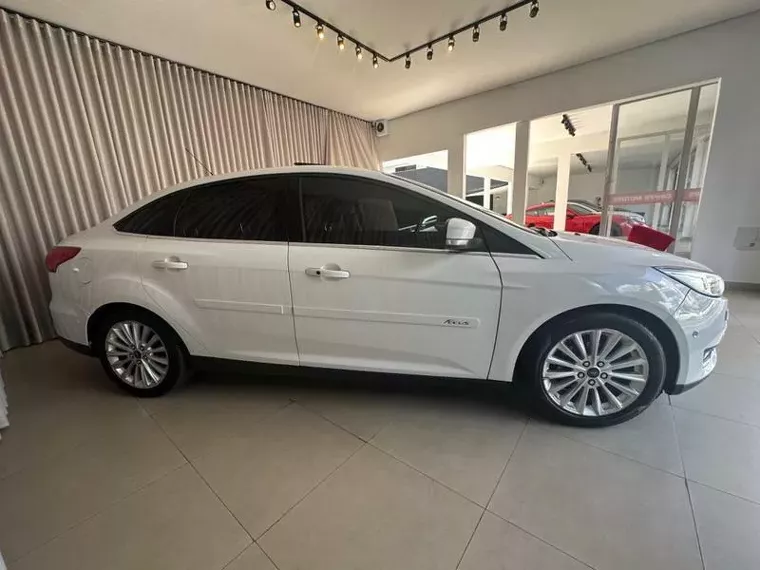 Ford Focus Branco 10