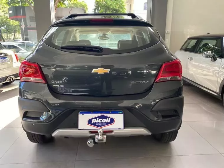 Chevrolet Onix Cinza 11