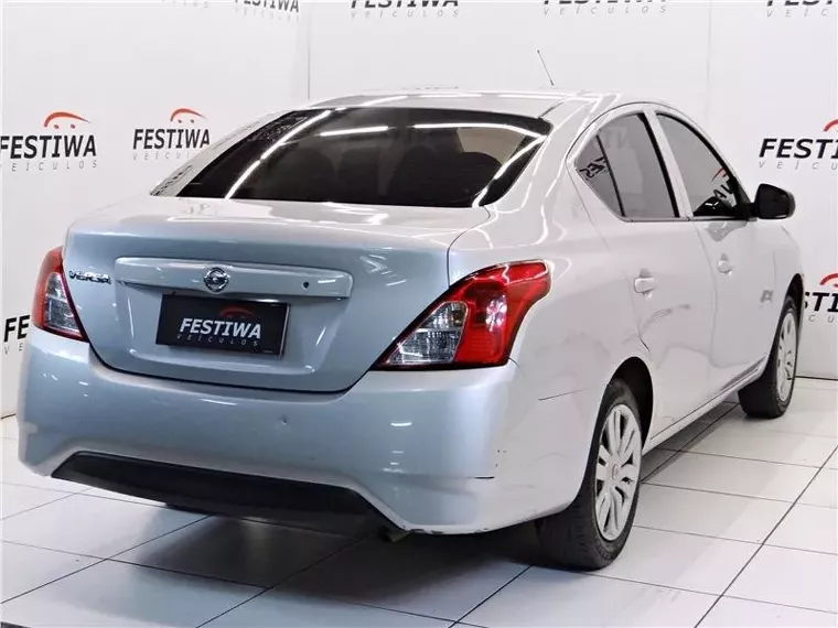 Nissan Versa Prata 3