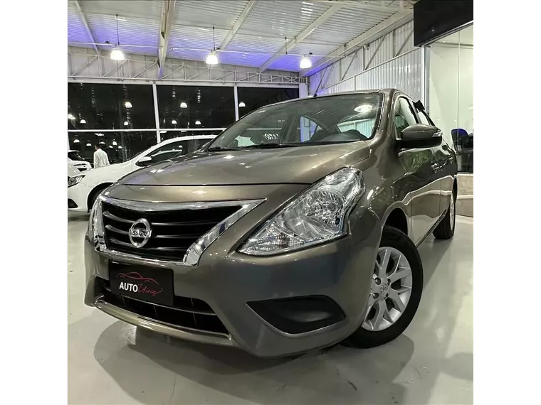 Nissan Versa Cinza 9