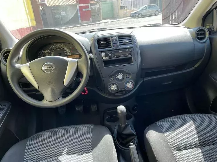 Nissan Versa Prata 6