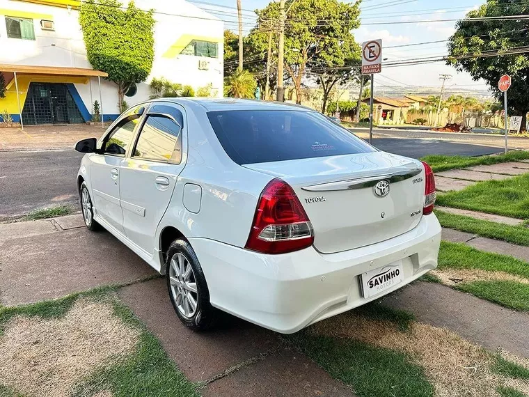 Toyota Etios Branco 14