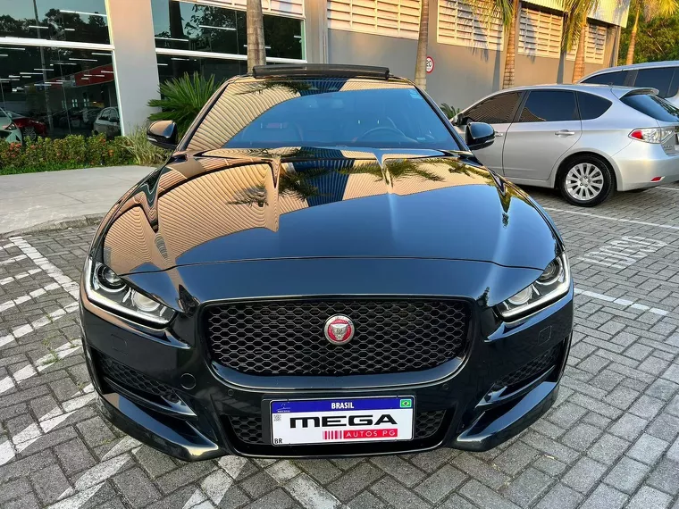 Jaguar XE Preto 4